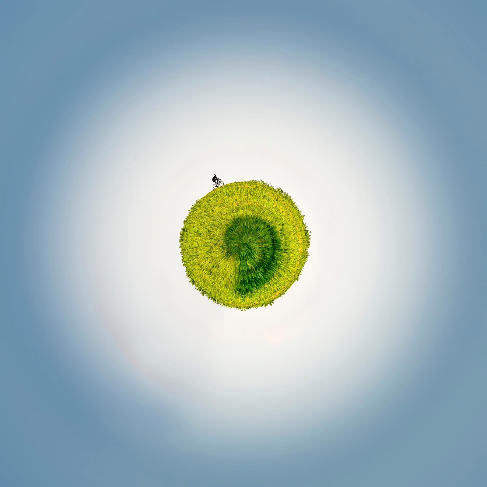 « Marcher sur la planète verte », photographie de la série Planètes Imaginaires de Paul Marnef