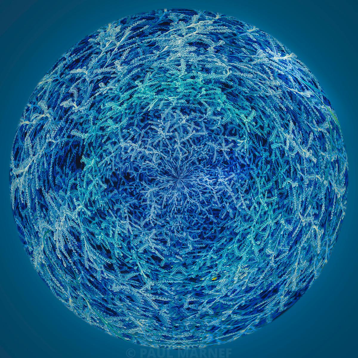 Sphère tessellée aux fins motif cristallins en dégradé de bleus, de couleurs voyant et ciel