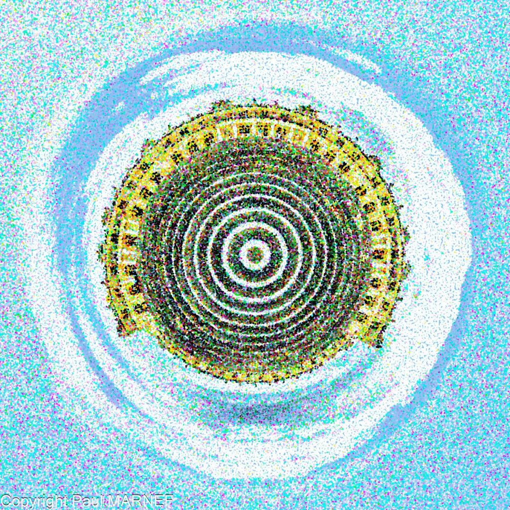 Vue d'art abstrait du rond-point du château, formée par des cercles concentriques de jardin vert et jaune entourés de nappes de neige.