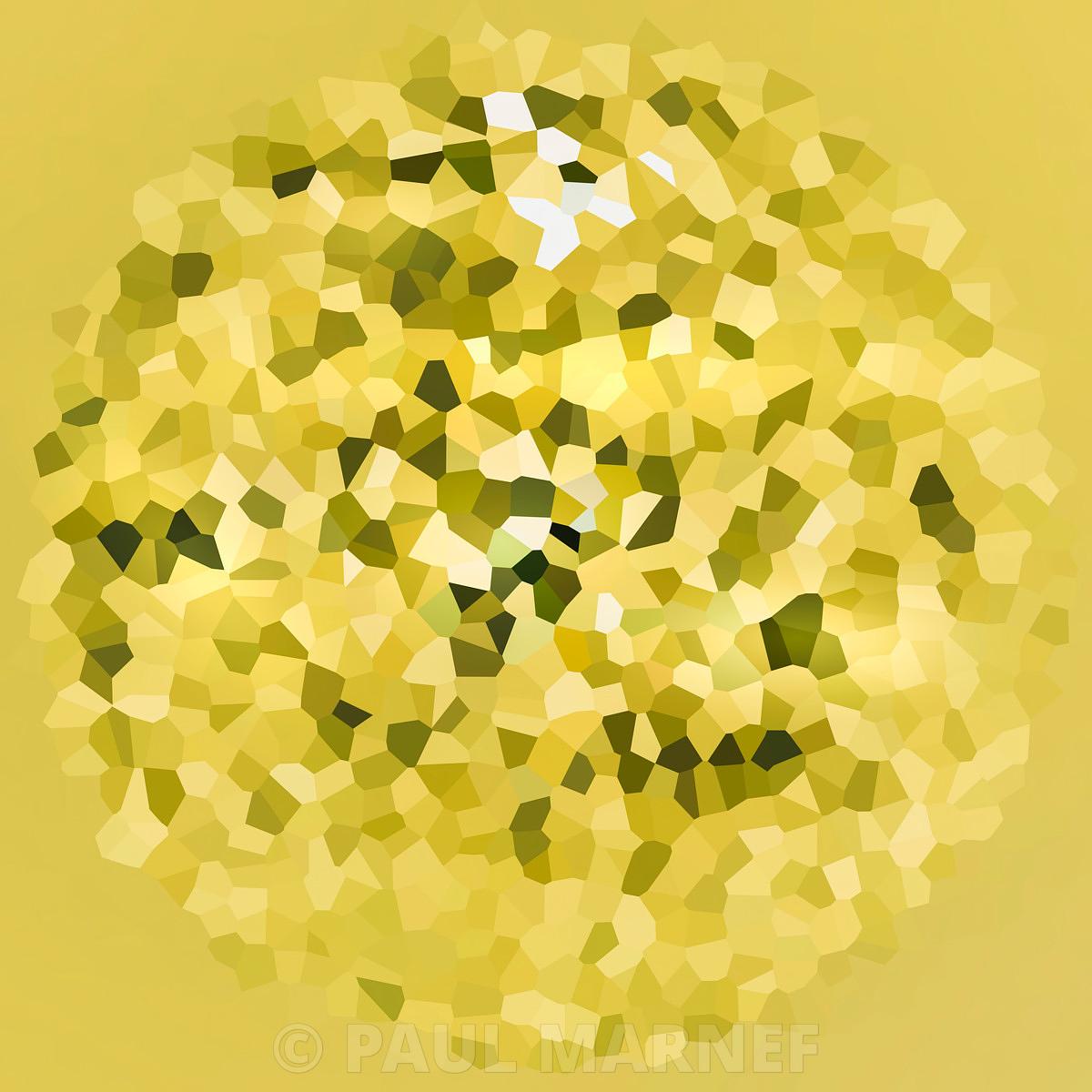 Une sphère verticalement allongée est composée de polygones et de fragments texturés jaunes, gold et verts sur un fond jaune uni.