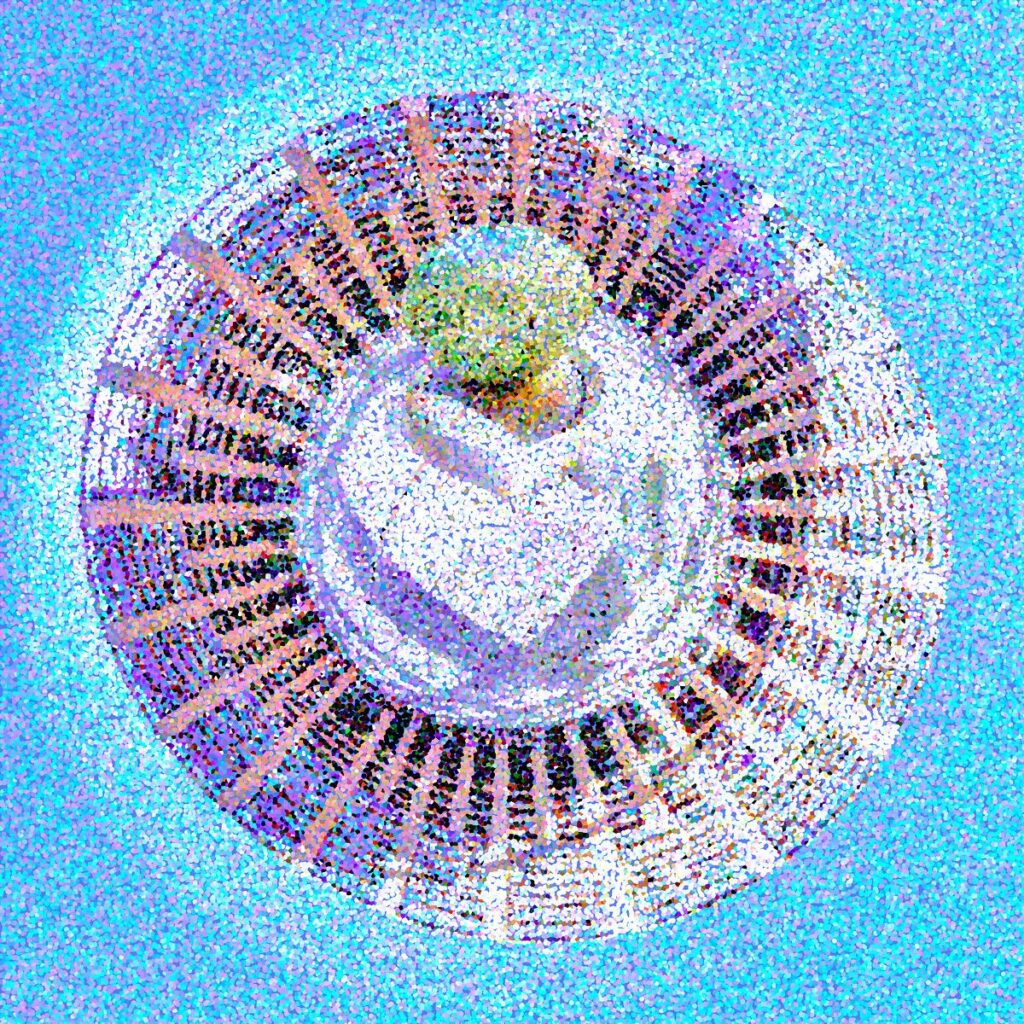 Cercle pointilliste multicolore aux rayures rosées et violettes, centré sur une forme verte et blanche, isolé sur un fond d'azur granuleux.