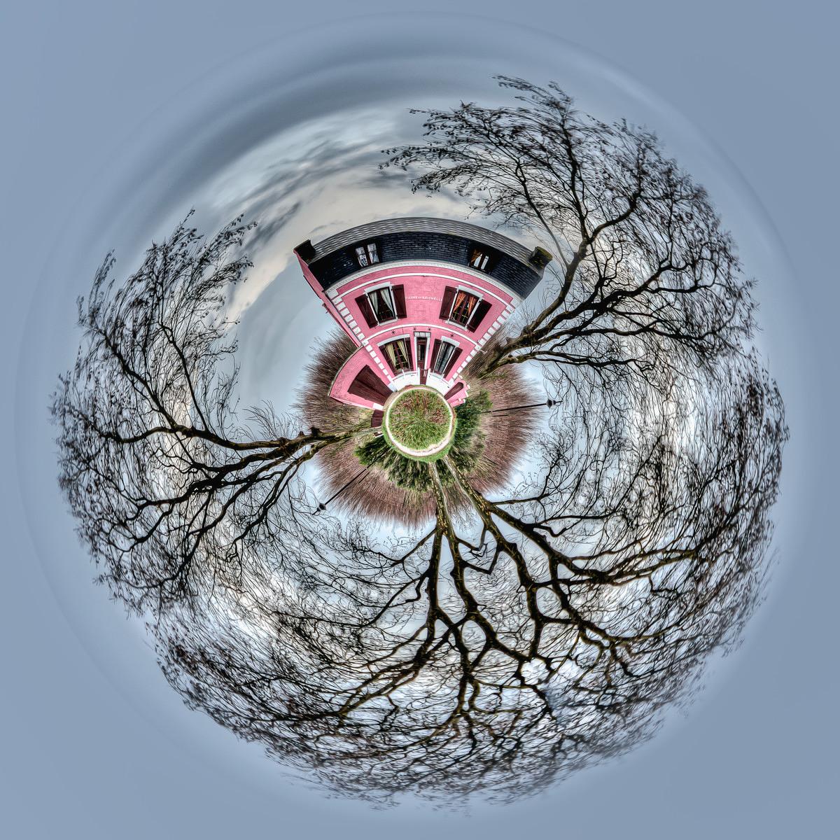 Vues 360 degrés de la Maison Rose encadrée par de grands arbres dépourvus de feuilles.