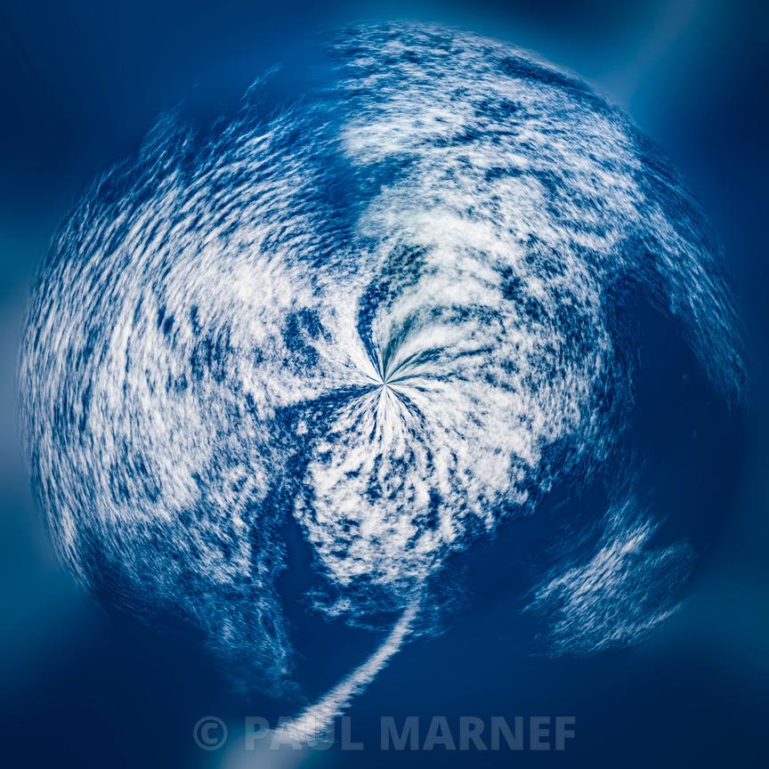La sphère terrestre est envahie par des nuages blancs en spirale qui évoquent l'ouverture d'une fleur dans les tons de bleu.
