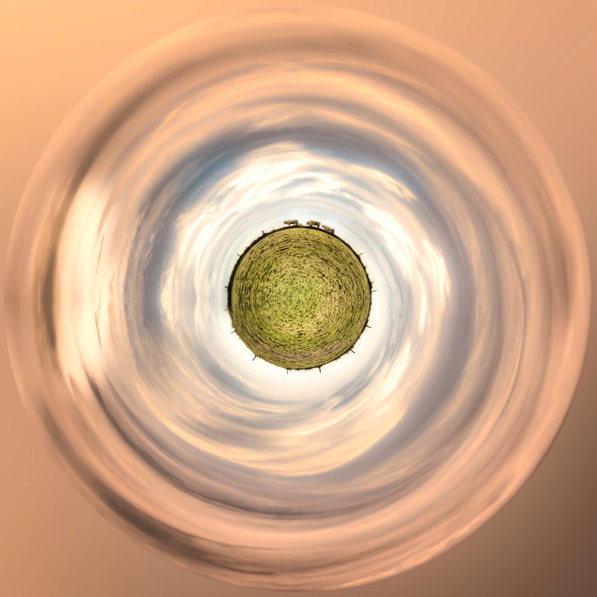 Un céleste nuage en spirale entoure une ouverture circulaire garnie de verdure parsemée de minuscules silhouettes, sur fond ocre.