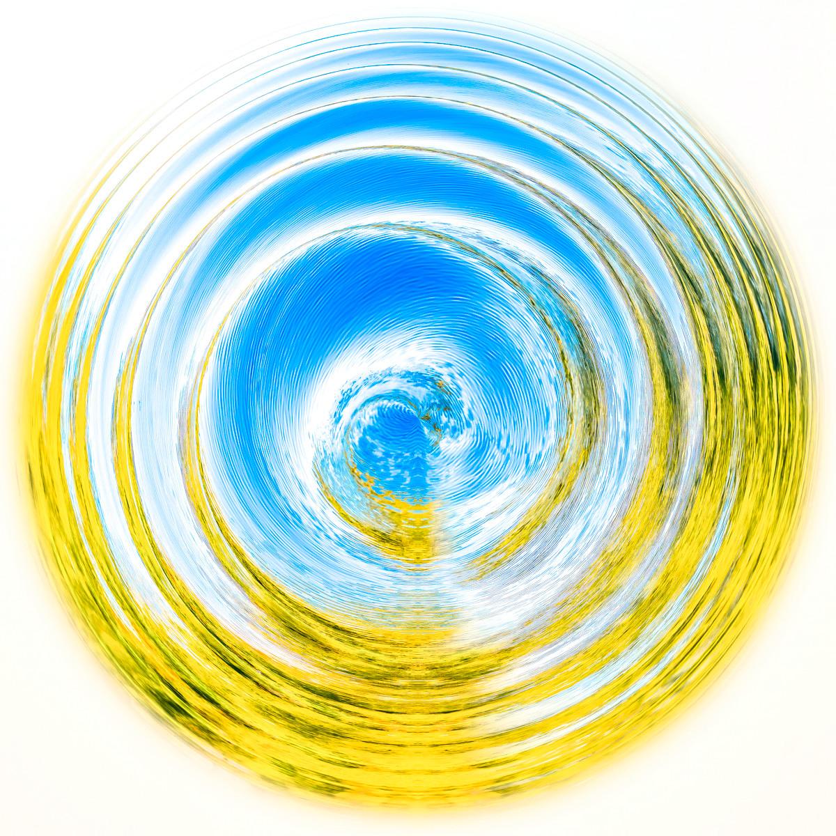 Tourbillon abstrait aux courbes concentriques de jaune, vert, blanc et bleu vif sur fond clair évoquant une vague.