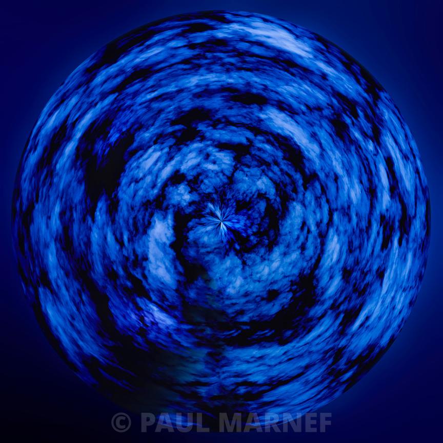 Une sphère bleue de nuages tourbillonnants autour d'un centre étincelant, au-dessus de visions partielles de la même forme céleste.