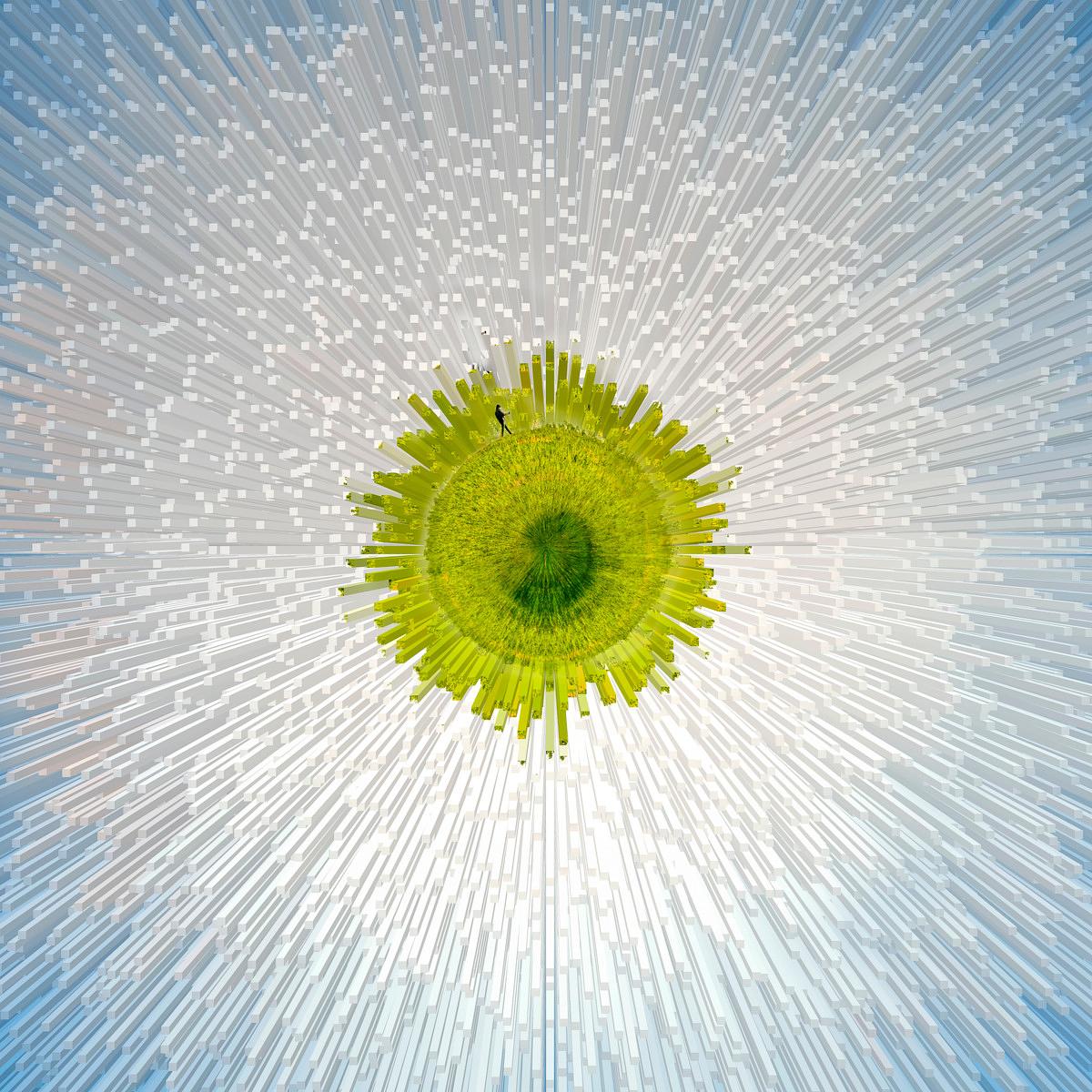 Vue plongeante exceptionnelle du Marcheur Astral : une figure noire minuscule marche au centre d'un disque de verdure éclatante, irradier de milliers d'épines blanches translucides s'échappant radialement vers le ciel bleu.