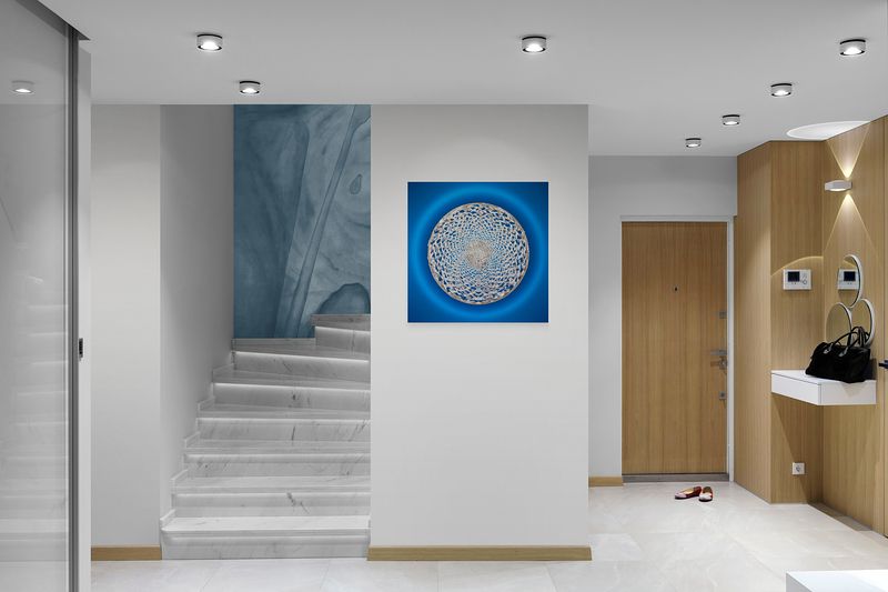 Simulation de présentation : Lumière Tissée de Paul Marnef, composition circulaire bleue présentée près d’un escalier