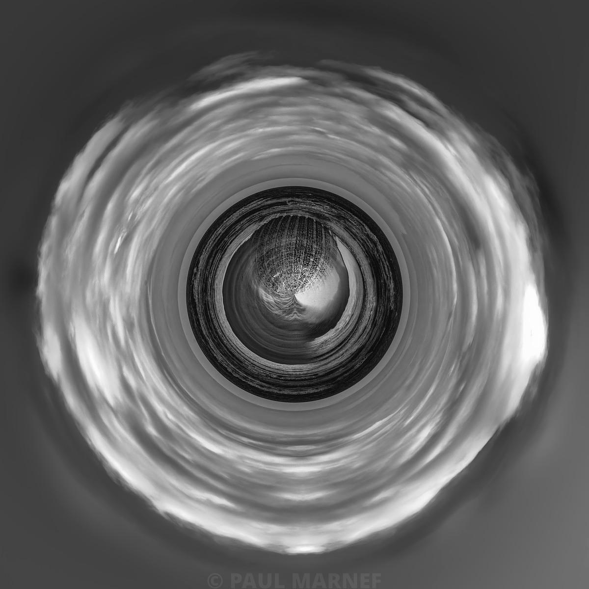 Tournis noir et blanc de vortex lumineux au centre, où desanneaux de lumière tracent un tunnel de boucle.