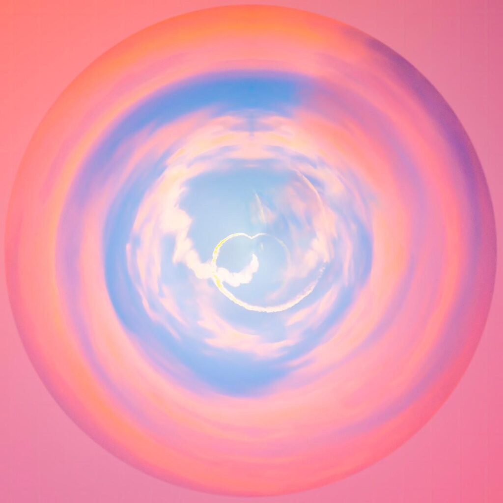 Un disque concentrique de cieux bleus nuageux dominé par des teintes roses.