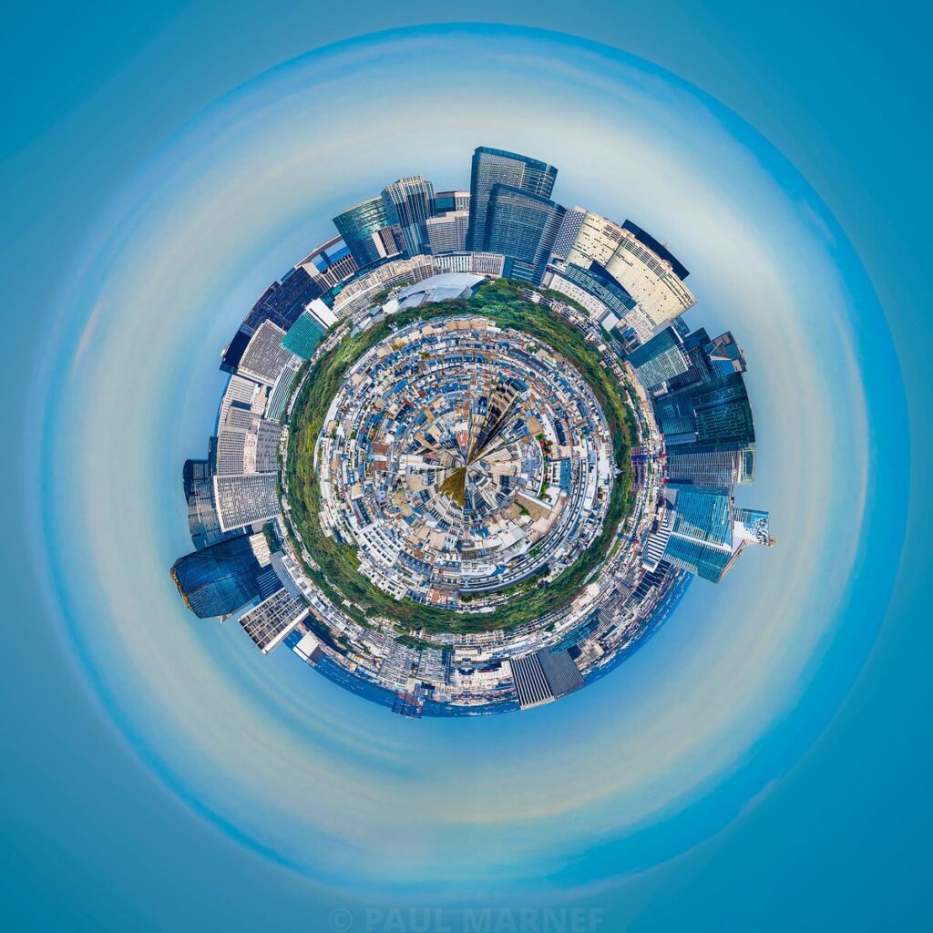 Mosaïque de trois vues panoramiques 360 degrés centrées sur une couronne de gratte-ciels hauteurs contrastant avec des toitures basse.
