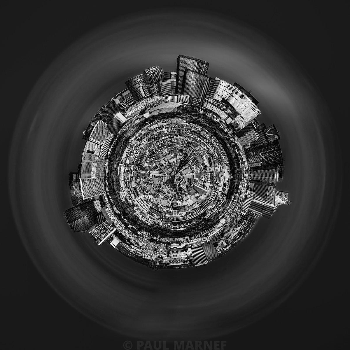 Vue plurielle en noir et blanc d'une agglomération arquée autour d'un axe central en forme de sphère, avec des gratte-ciel enveloppant un vaste tissu urbain.