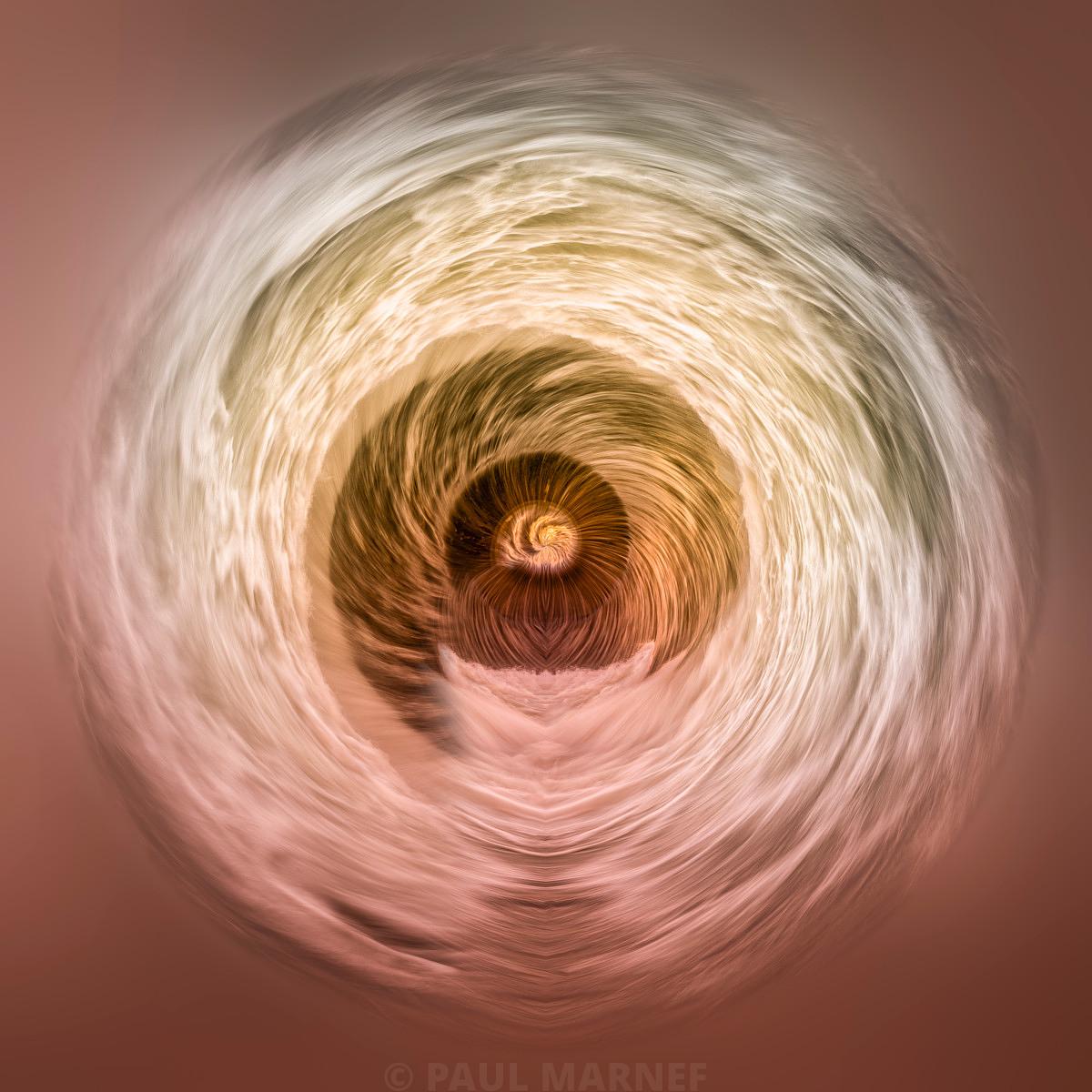 Un vortex de lumière tourbillonnant au centre de l'image, alternant du blanc, du jaune et du brun sur un fond rose pâle.