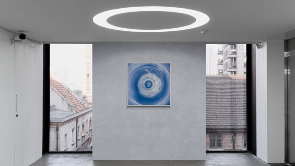 Un Instant Bleu – œuvre en situation