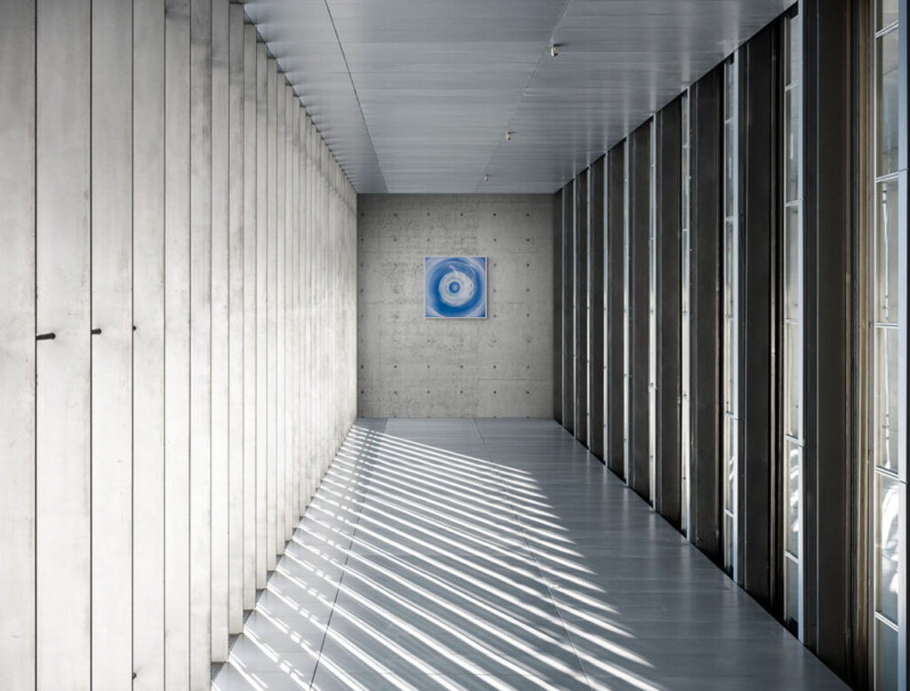 Un Instant Bleu – œuvre en situation