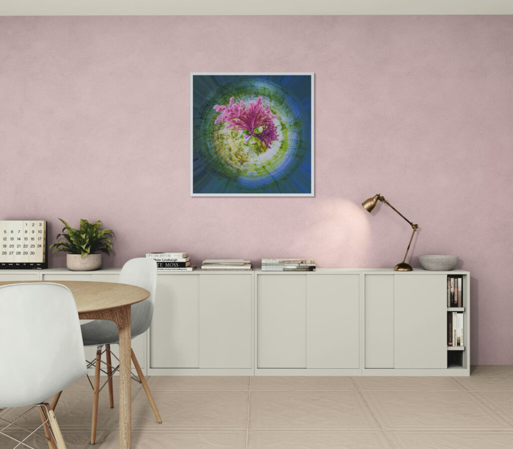 Simulation de présentation : Rêve de Corail de Paul Marnef, composition rose, verte et bleue présentée sur un mur rose