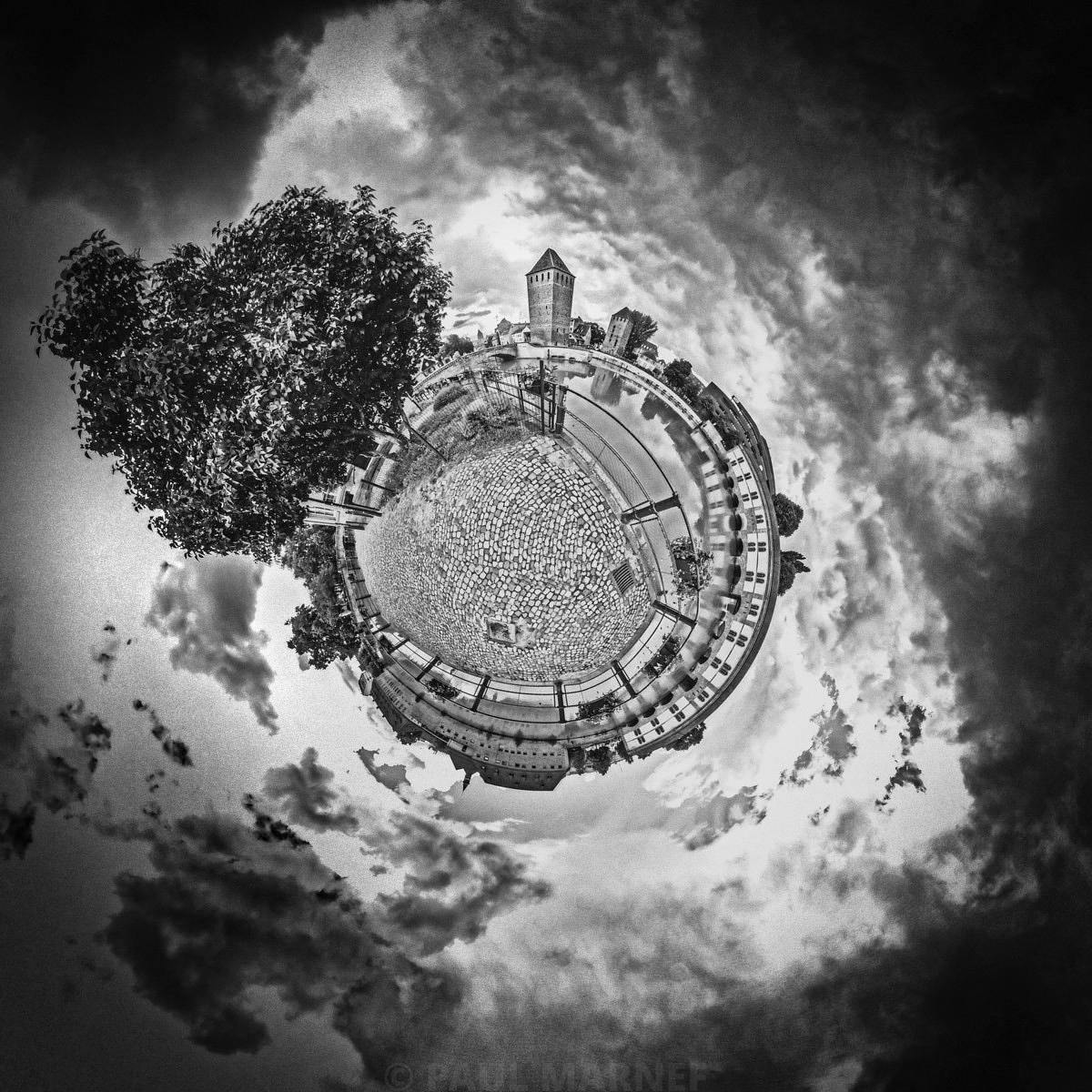 Sphère Alsacienne Monochrome