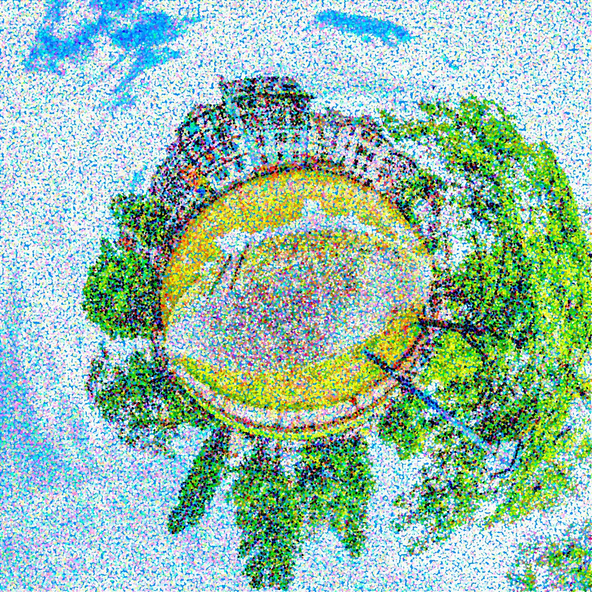 Vue aérienne d'un parterre circulaire de pelouse encadré d'arbres et de bâtiments, présenté dans un style pointillé.