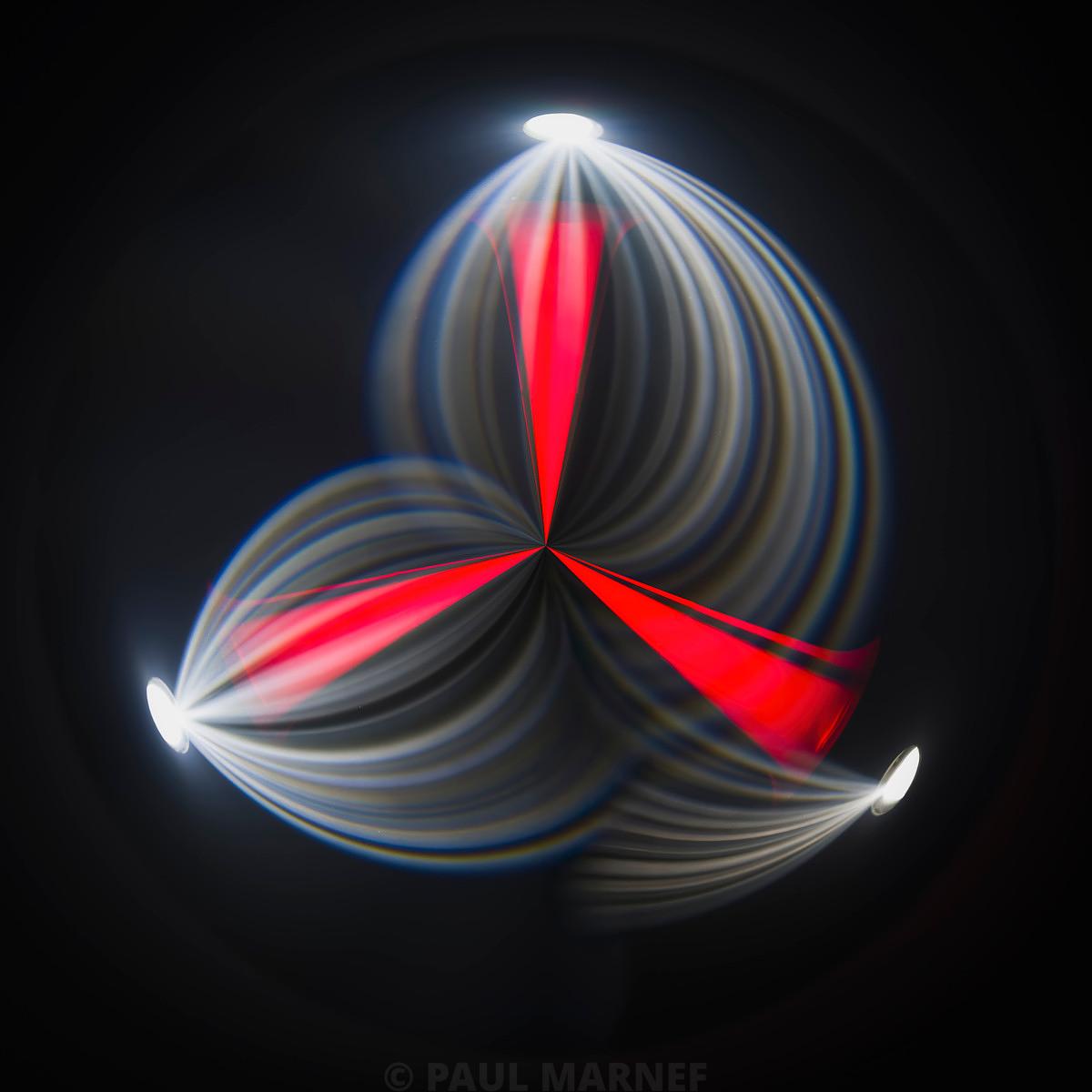 Trois boules de feu rouge croisées sur fond noir, entourées de traînées lumineuses droites formant un motif triangulaire.