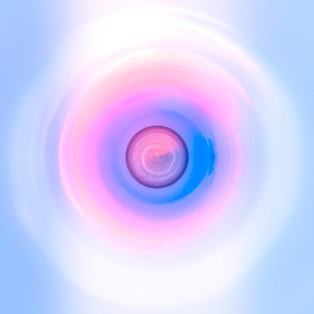 Un disque central rose et violet est entouré de vagues concentriques floues en rose, bleu et blanc sur un fond bleu clair.