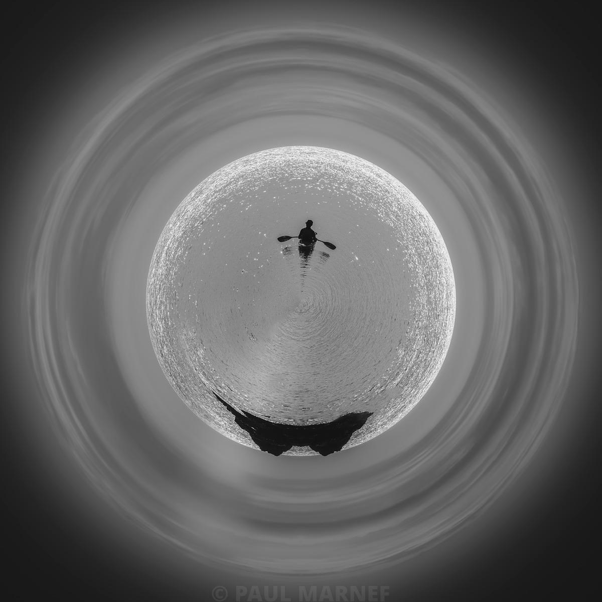 Personnage en silhouette pagayant au centre d'un disque d'eau brillant, encerclé de bandes floues concentriques en niveaux de gris.