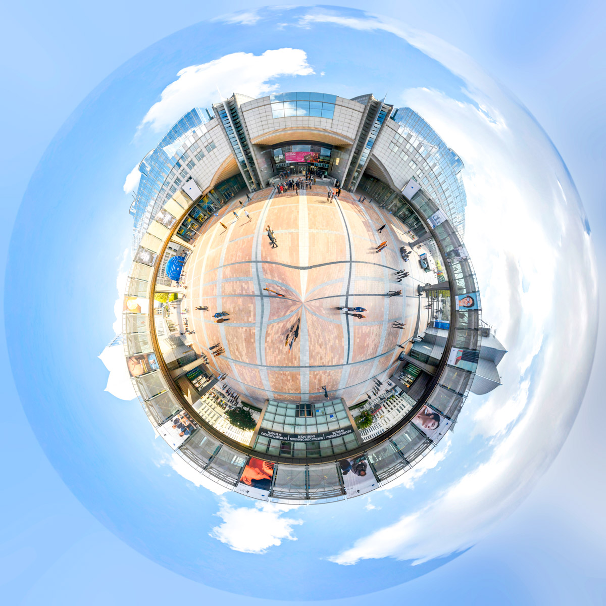 Mini planète de l’esplanade du Parlement européen à Bruxelles — photographie de Paul Marnef
