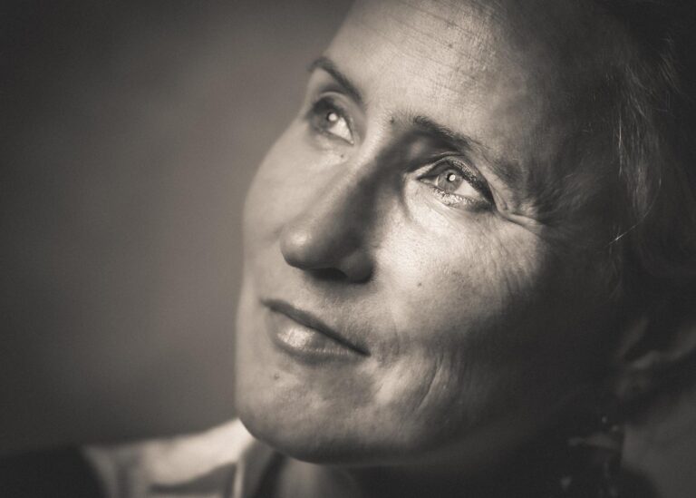 Portrait intime en noir et blanc d'une femme capturé par Paul Marnef, photographe portraitiste à Bruxelles, mettant en valeur l'intensité de son regard et l'émotion transmise par son expression.