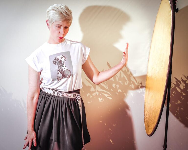 Portrait artistique d'une femme avec un t-shirt imprimé de chien, capturé par Paul Marnef, photographe portraitiste à Bruxelles, jouant avec les ombres et la lumière