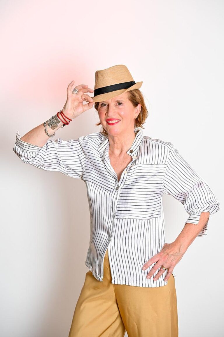 Portrait décontracté d'une femme portant un chapeau, capturé par Paul Marnef, photographe portraitiste à Bruxelles. La photographie met en valeur un sourire spontané et une posture légère.